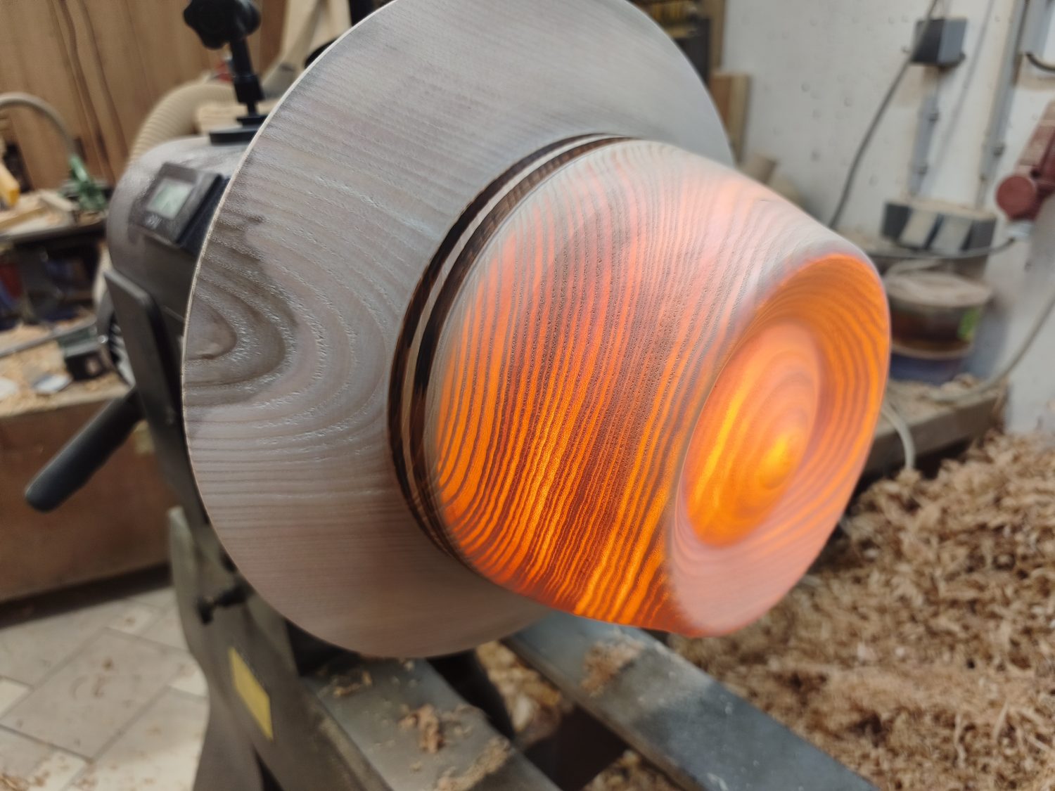 Licht scheint durch das dünne Holz