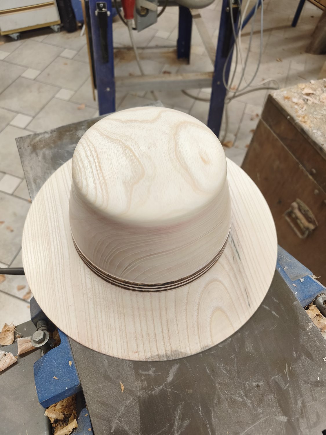 Fertig geschliffener und lackierter Holzhut